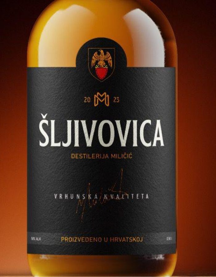 Domaća šljivovica - boca s crnom etiketom na kojoj piše Šljivovica